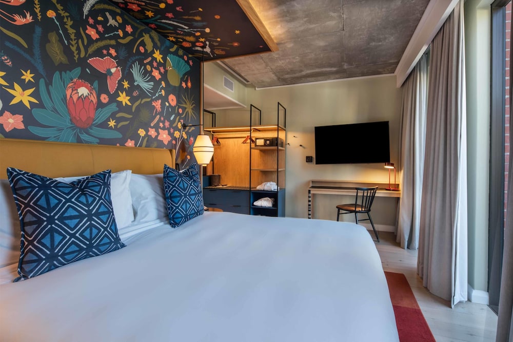 Deluxe Room, 1 King Bed thumbnail 6