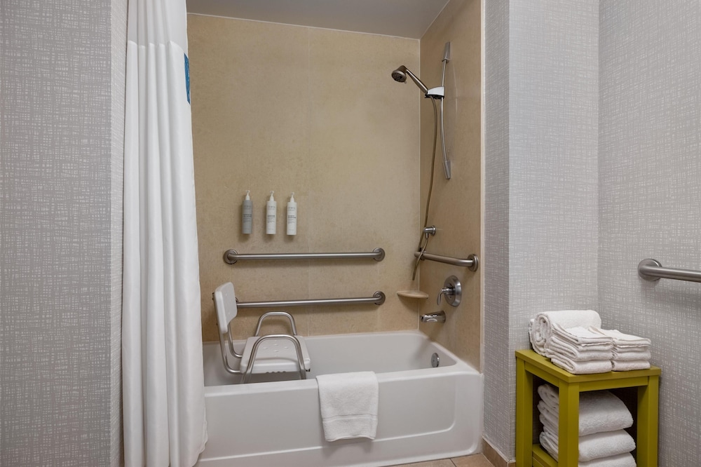 Room, 2 Queen Beds, Accessible, Non Smoking - Photo 4
