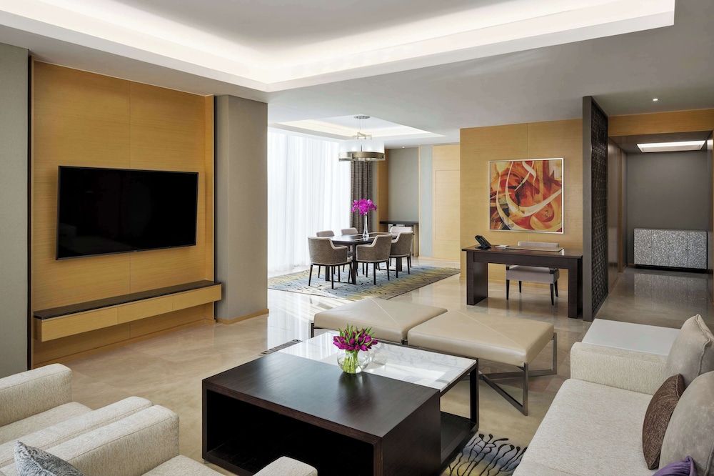 Regency, Executive Suite - Photo 9