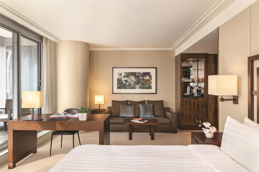 1 King Bed Junior Suite, Balcony