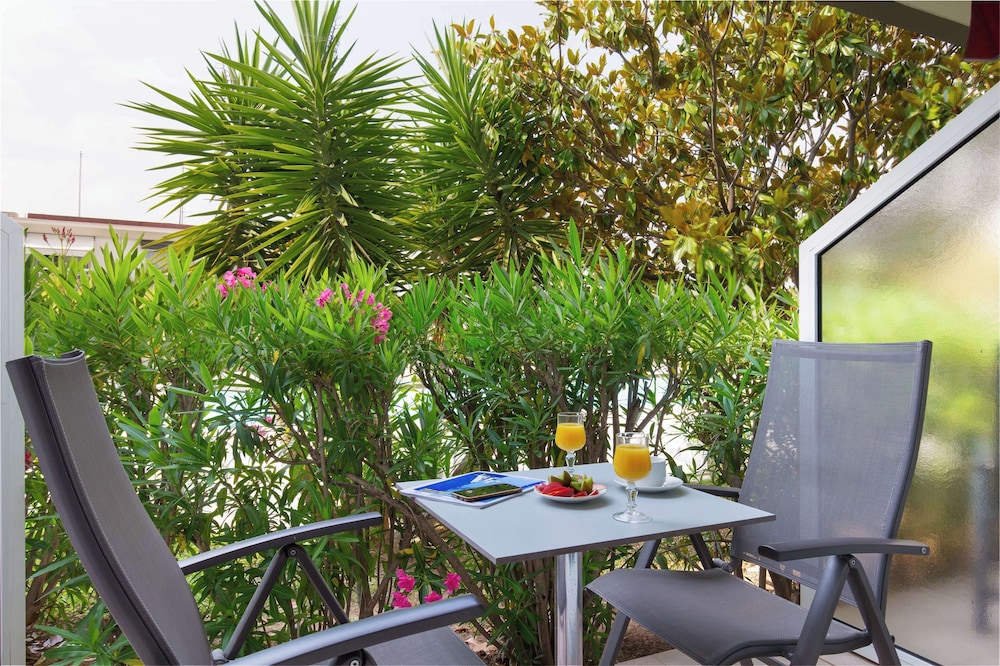Comfort Room, 2 Twin Beds, Terrace, Poolside - Photo 9