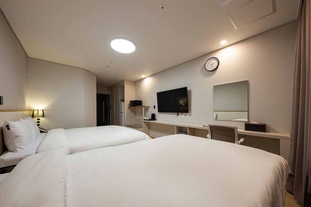Standard Room, Multiple Beds, Non Smoking, Refrigerator & Microwave - Photo 10