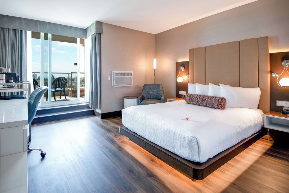 Premium Room, 1 Queen Bed (Coast Premium Queen)