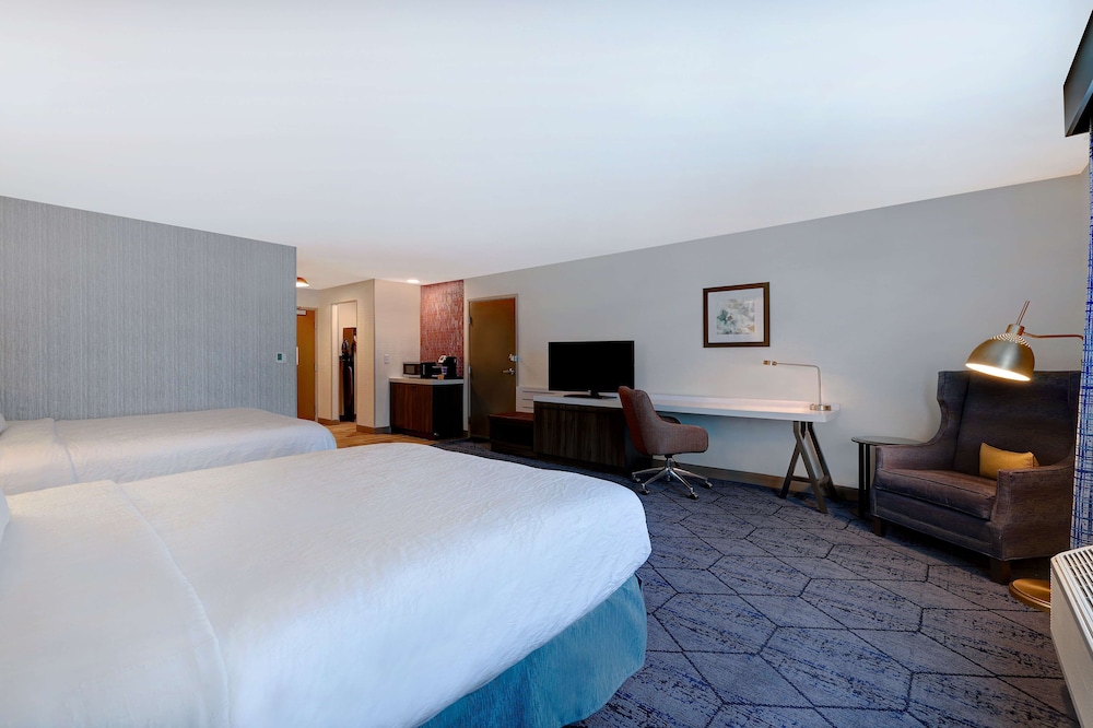 Deluxe Room, 2 Queen Beds, Accessible, Bathtub - Photo 4