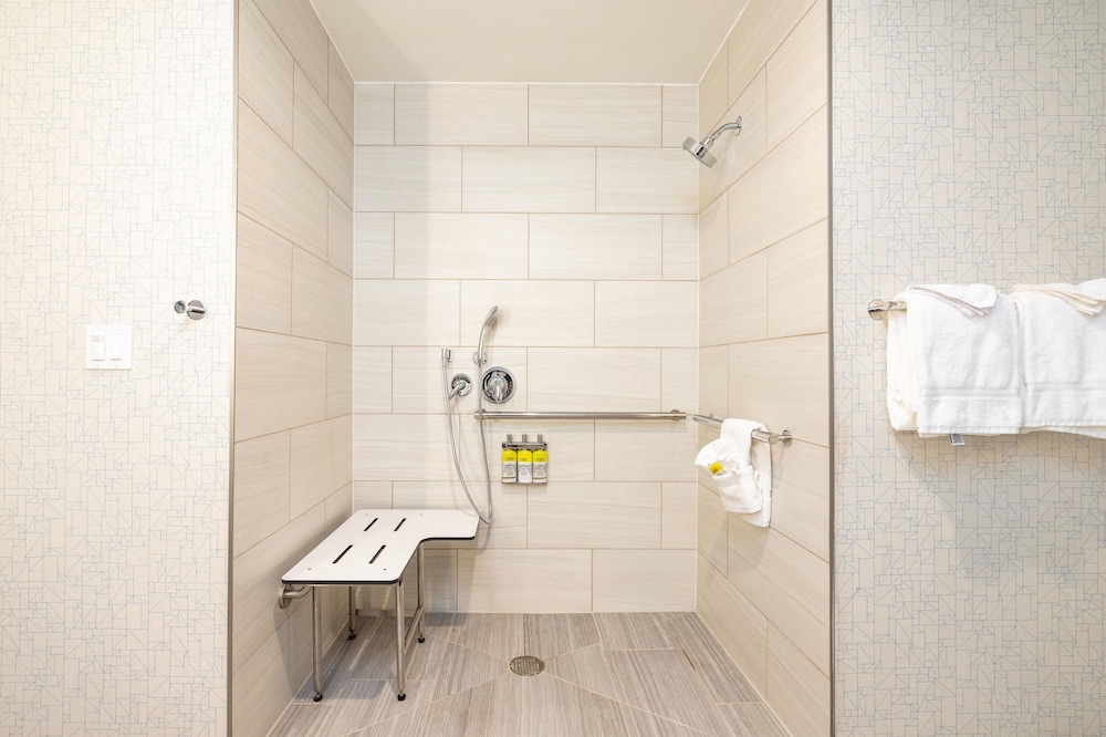 Suite, 2 Queen Beds, Roll-in Shower (Mobility) - Photo 5