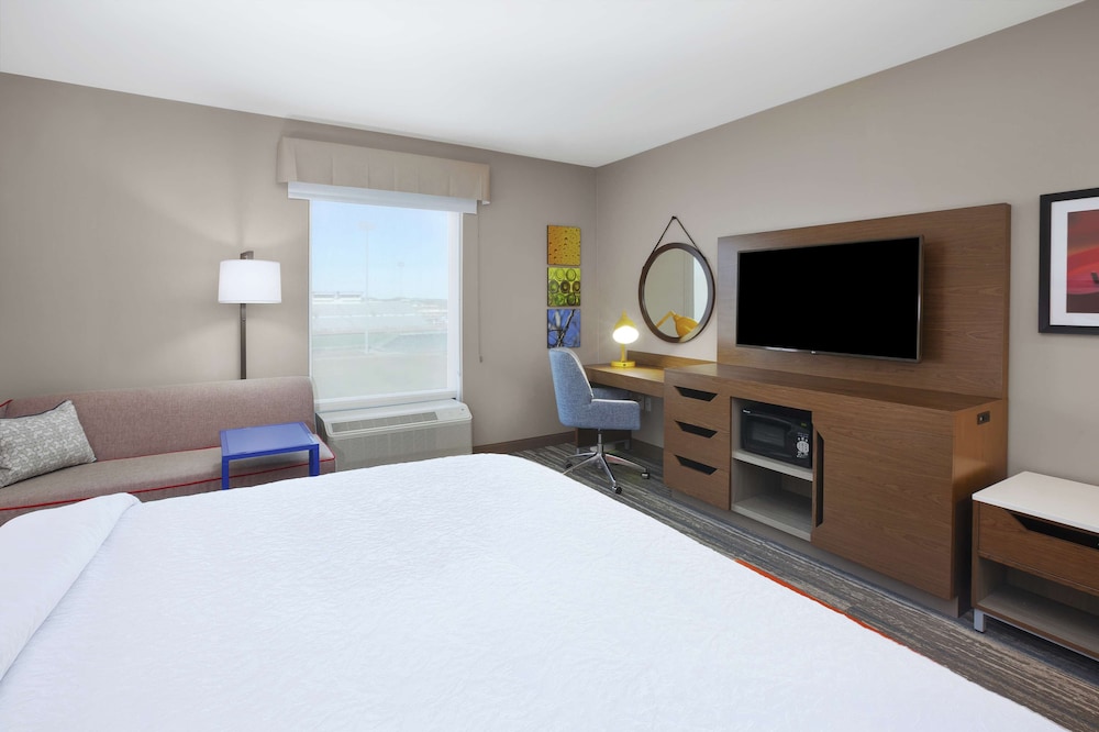 Room, 1 King Bed, Refrigerator - Photo 1