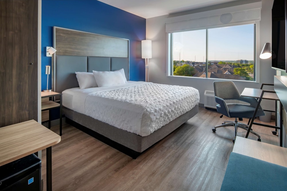 Room, 1 King Bed, Accessible (Hearing) - Photo 2