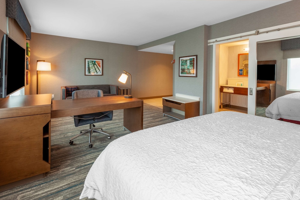 Suite, 1 King Bed, Non Smoking - Photo 2