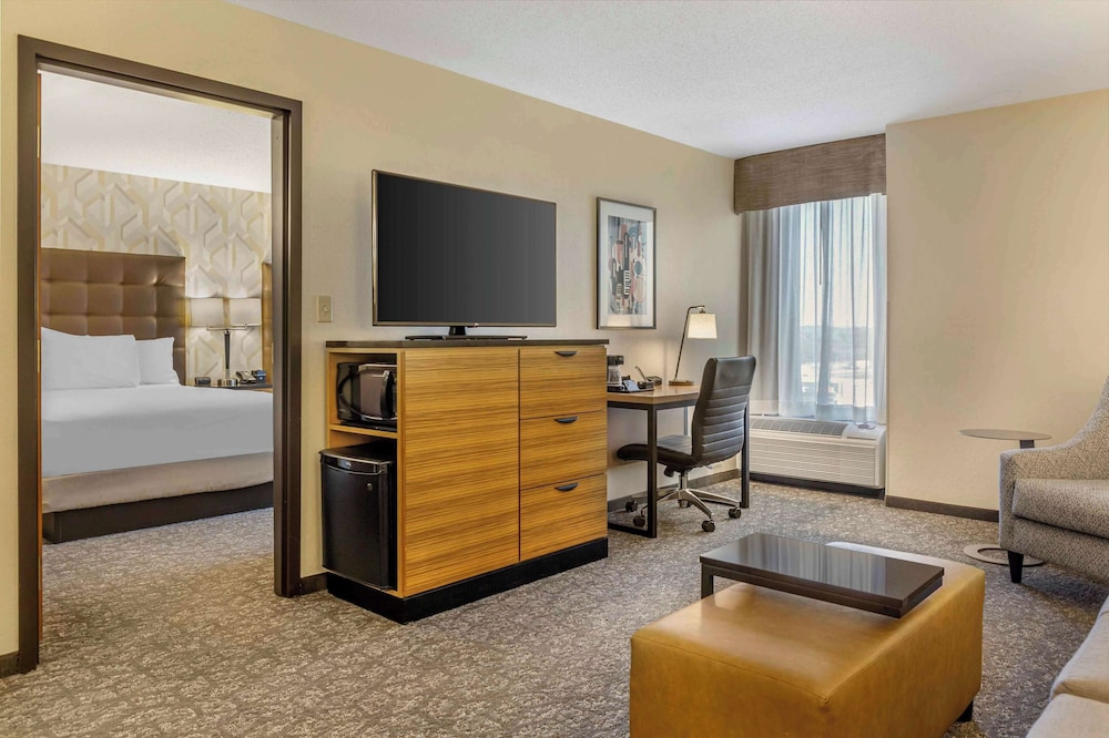 Suite, 2 Queen Beds, Refrigerator & Microwave (2 Rooms, Sofabed) - Photo 5