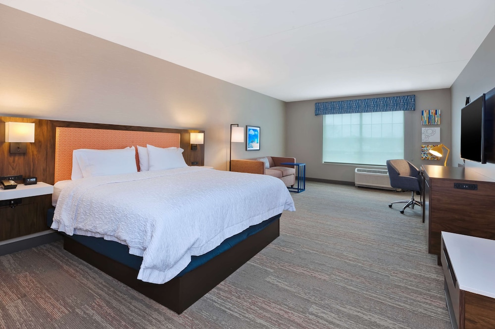 Studio, 1 King Bed, Refrigerator