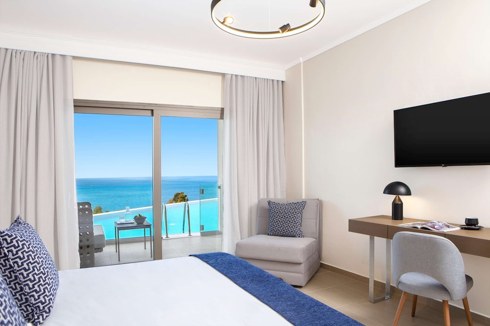 Deluxe Double Room Sharing Pool - Photo 1