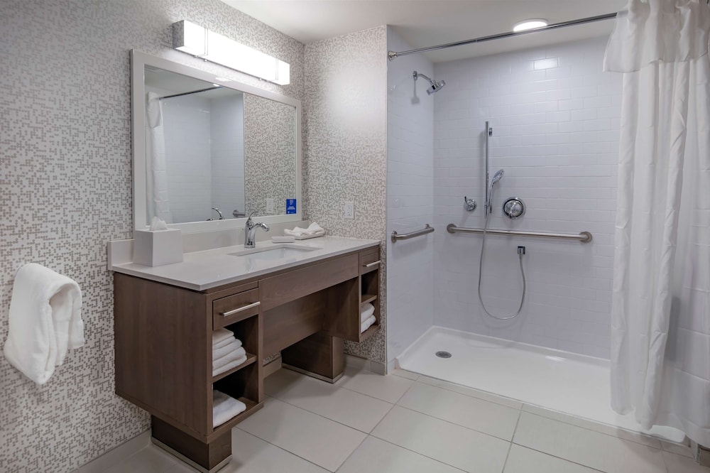 Suite, 1 King Bed, Accessible (Mobility & Hearing, Roll-in Shower) photo 3