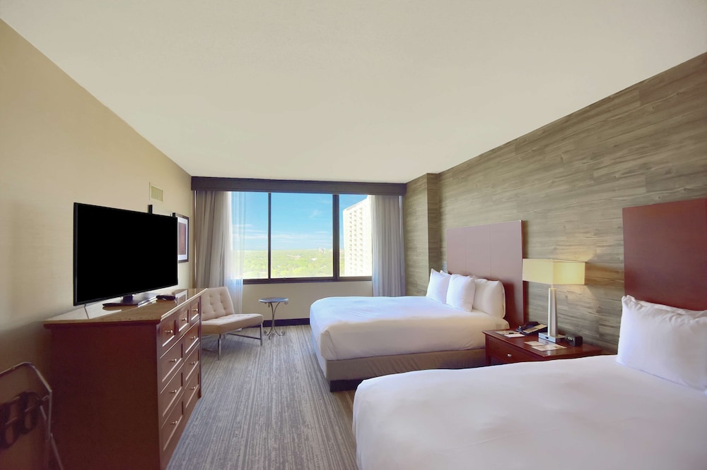 Suite, 2 Queen Beds, Mobility Accessible, Refrigerator & Microwave - Photo 4