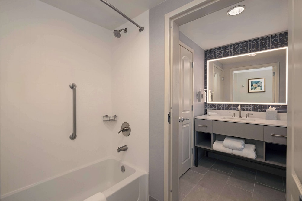 Premium Suite, 2 Queen Beds, Accessible (Hearing) - Photo 18