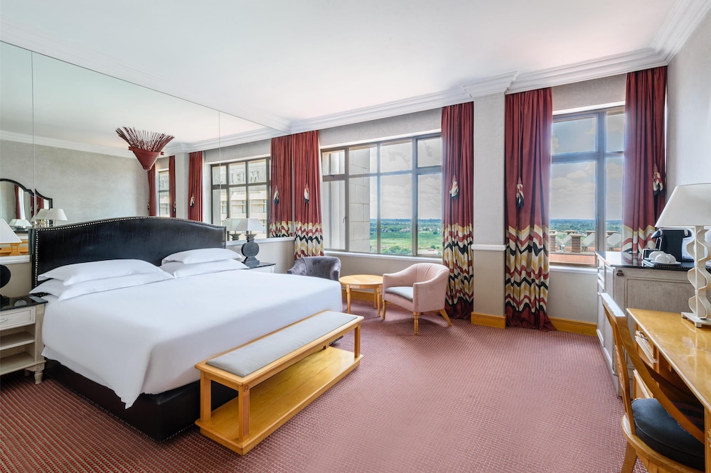 Deluxe Room, 1 King Bed (Club Access) - Photo 1