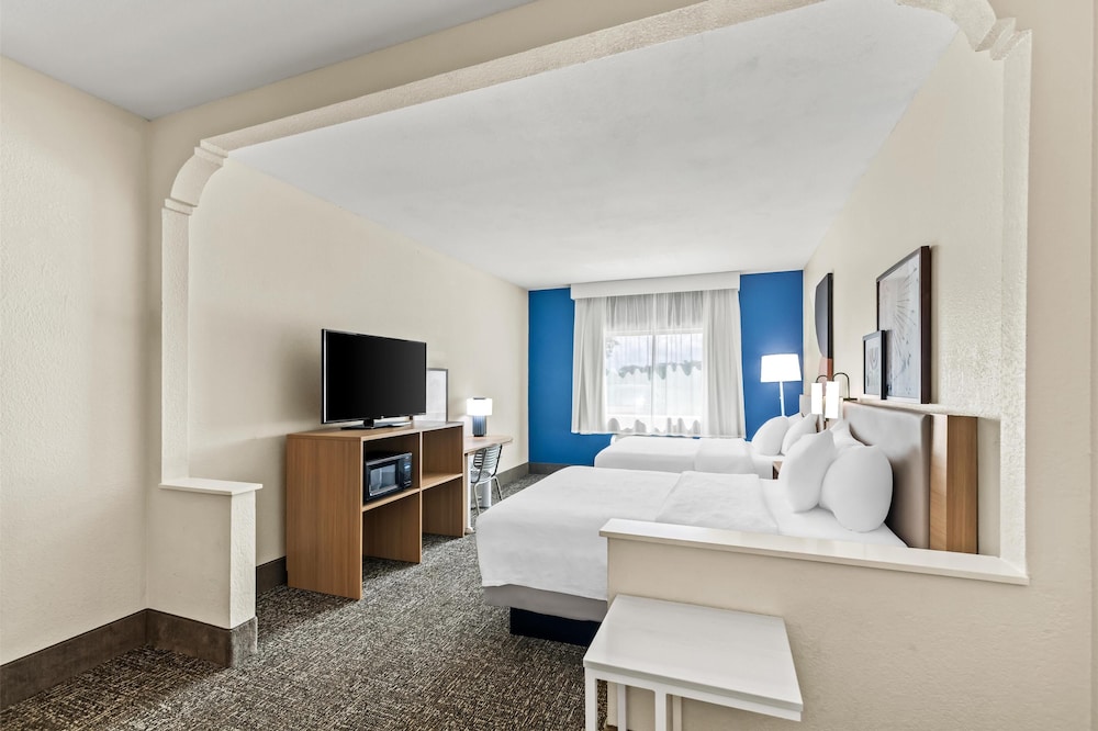 Room, 2 Queen Beds, Accessible, Bathtub - Photo 4