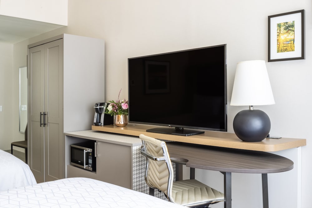 Room, 2 Queen Beds, Accessible (Roll-In Shower) photo 2