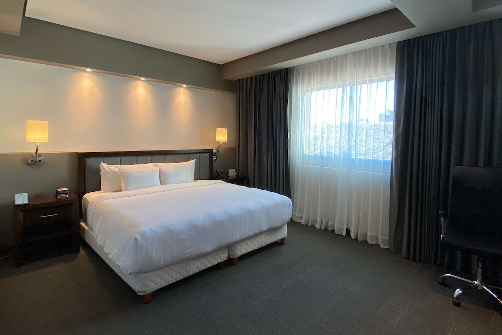 Junior Suite, 1 King Bed, Non Smoking (with Sofabed) photo 3