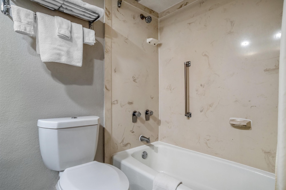 Standard Room, 2 Queen Beds, Non Smoking, Balcony (2nd Floor) photo 3