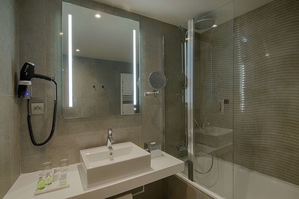 Standard Room (Extra Bed 2 Adults + 1 Child) photo 3