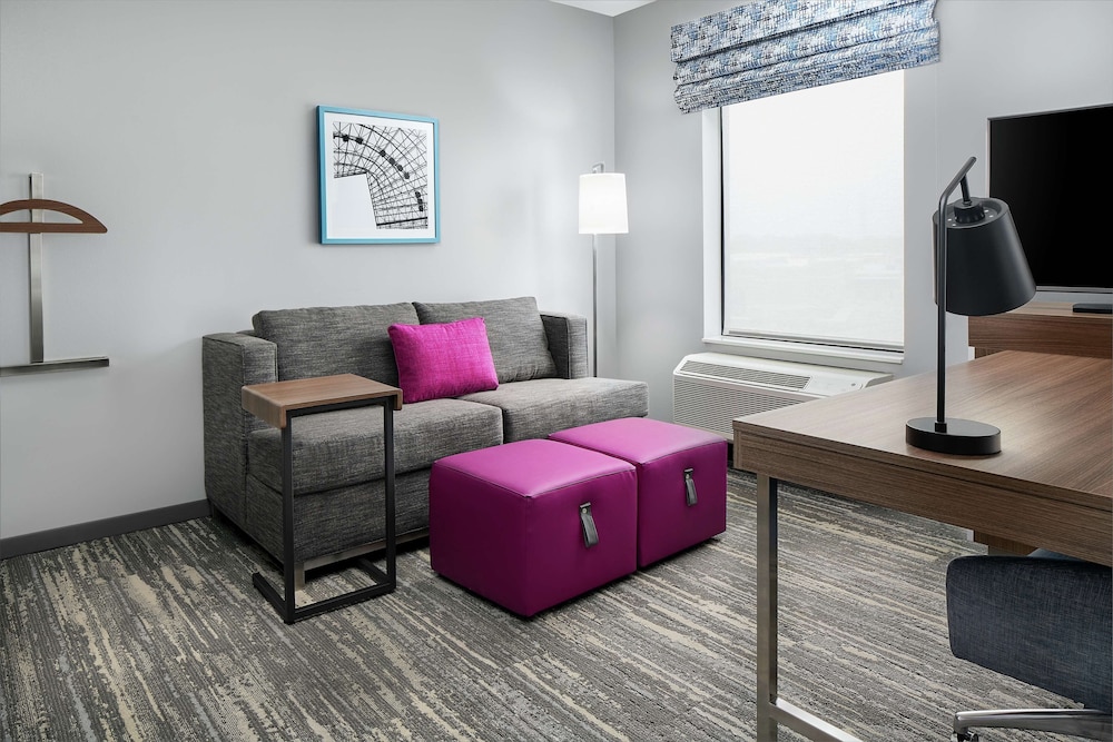Suite, 1 King Bed, Accessible - Photo 1