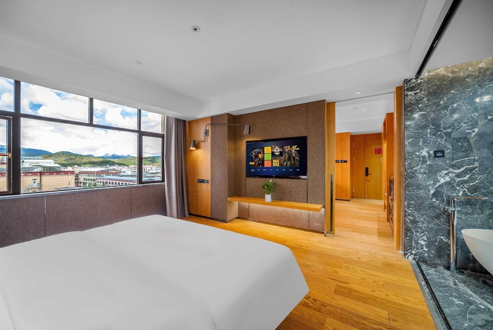 Room, 1 King Bed, Non Smoking (Snow Mountain View)