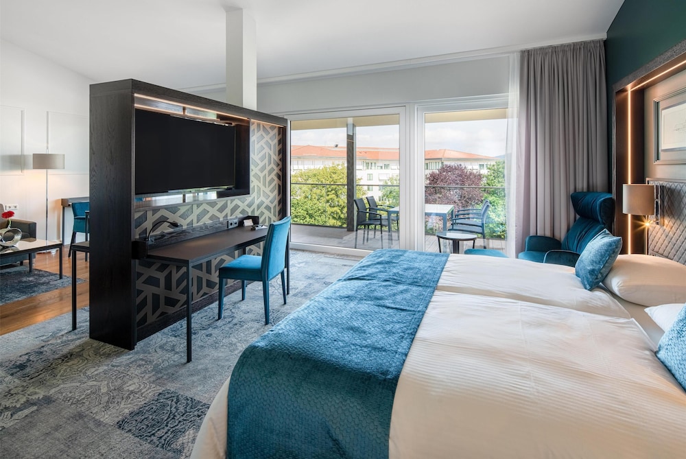 Suite, 1 King Bed (with Sofabed)