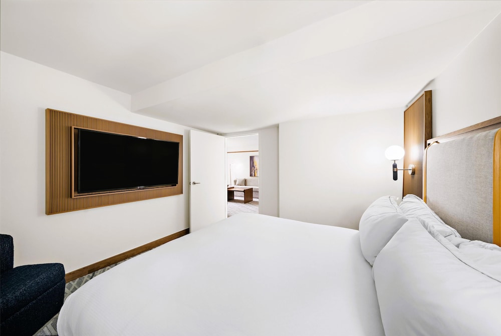 Suite, 1 King Bed, Patio, Poolside - Photo 8