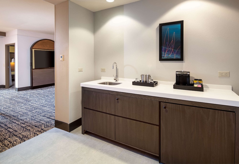 1 King Corner Suite, Mob/Hear Accessible photo 2