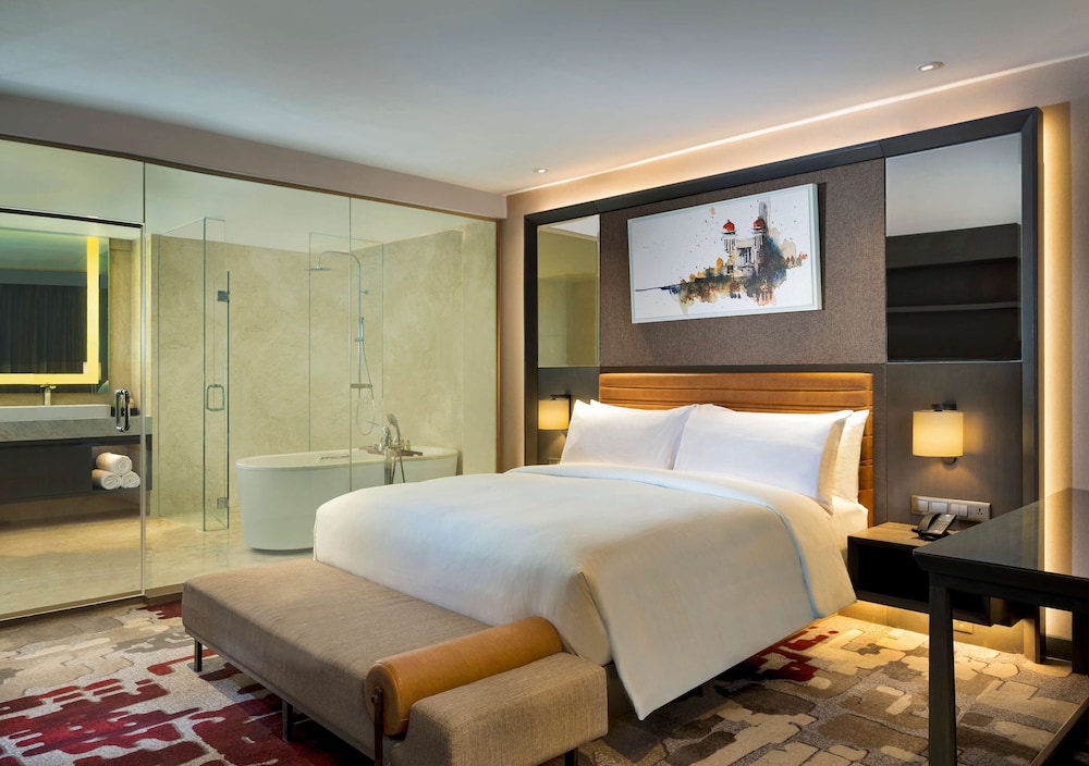 Premium Suite, 1 King Bed - Photo 1