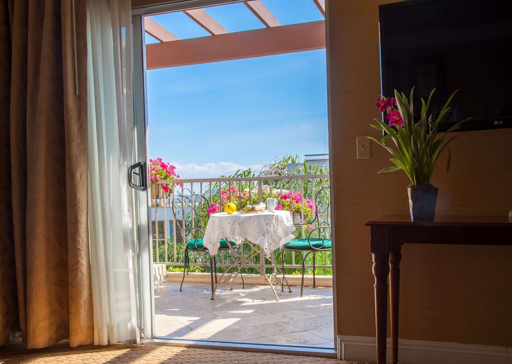 Suite, 1 King Bed, Balcony, City View