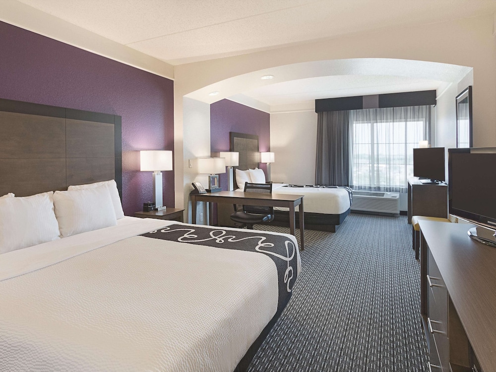 Deluxe Room, Multiple Beds, Non Smoking (1 King Bed and 1 Full Bed) - Photo 12