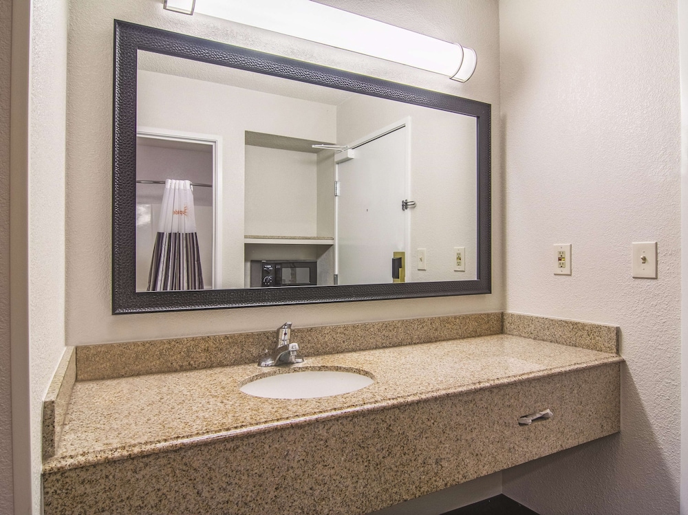 Deluxe Room, 1 Queen Bed, Accessible, Non Smoking (Mobility Accessible) - Photo 4