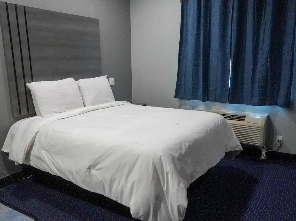 Suite, 1 Queen Bed, Non Smoking (Jacuzzi) - Photo 3