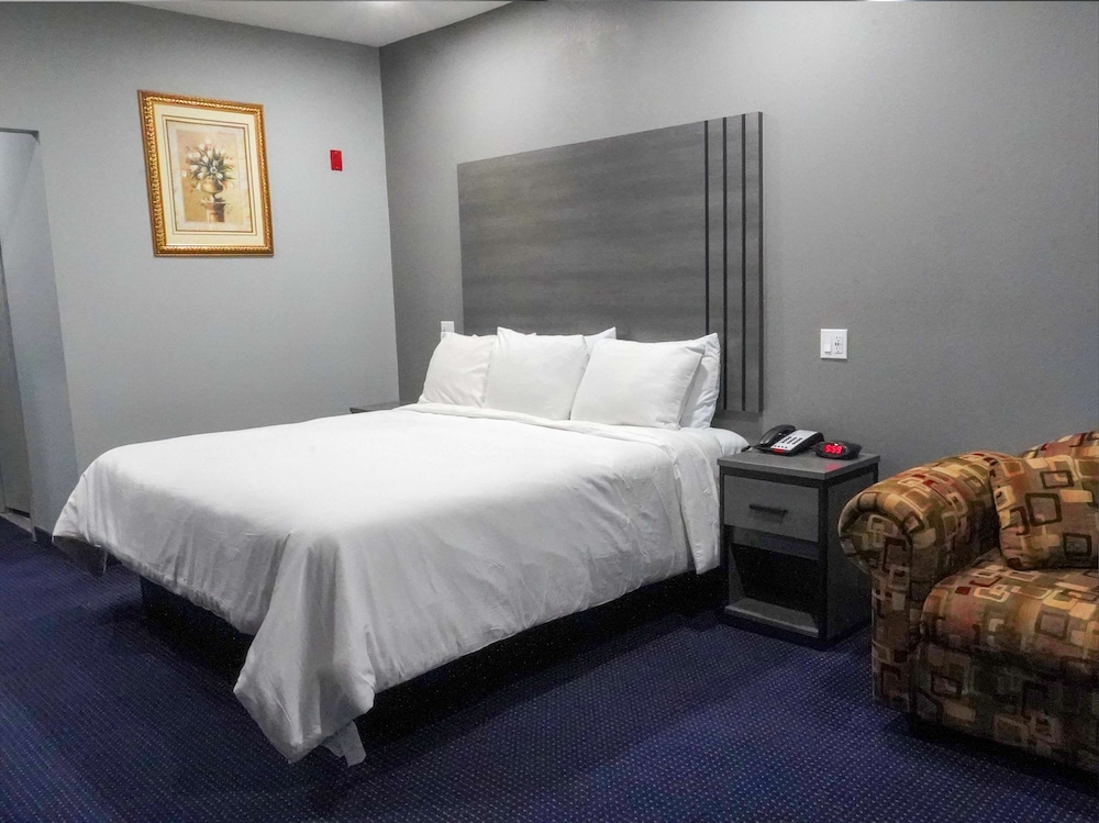 Suite, 1 King Bed, Non Smoking - Photo 2