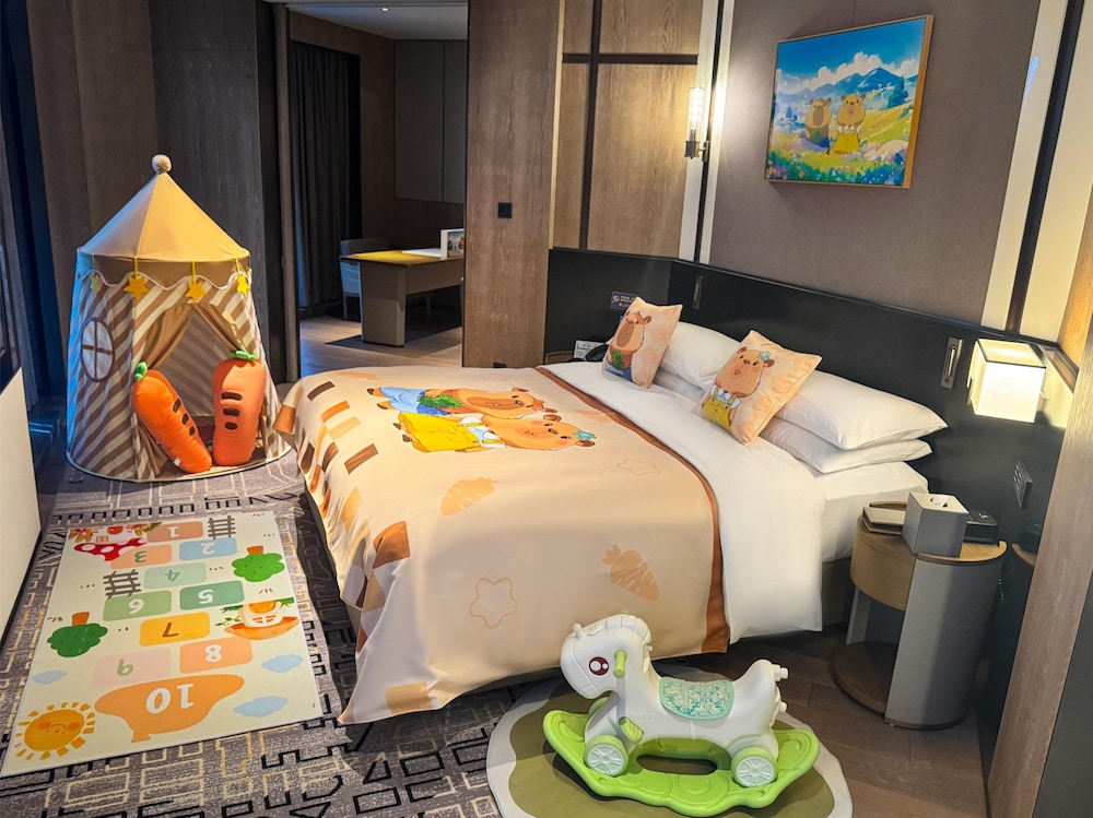 Family Suite, 1 King Bed (Executive) - Photo 1