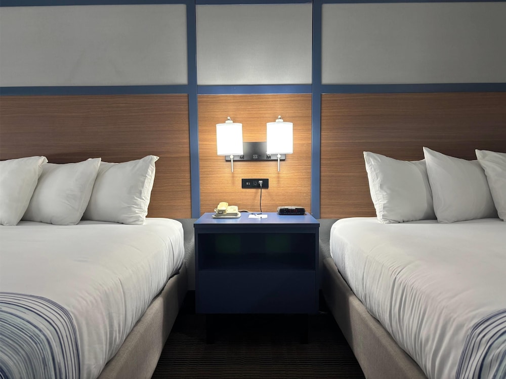 Room, 2 Queen Beds, Accessible, Non Smoking (Mobility,tub w grab bars) - Photo 3