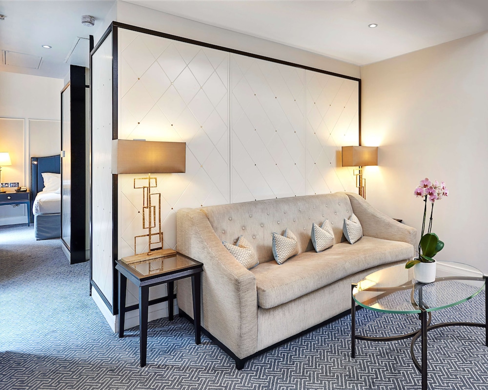 Suite, 1 King Bed (Fashion Break)