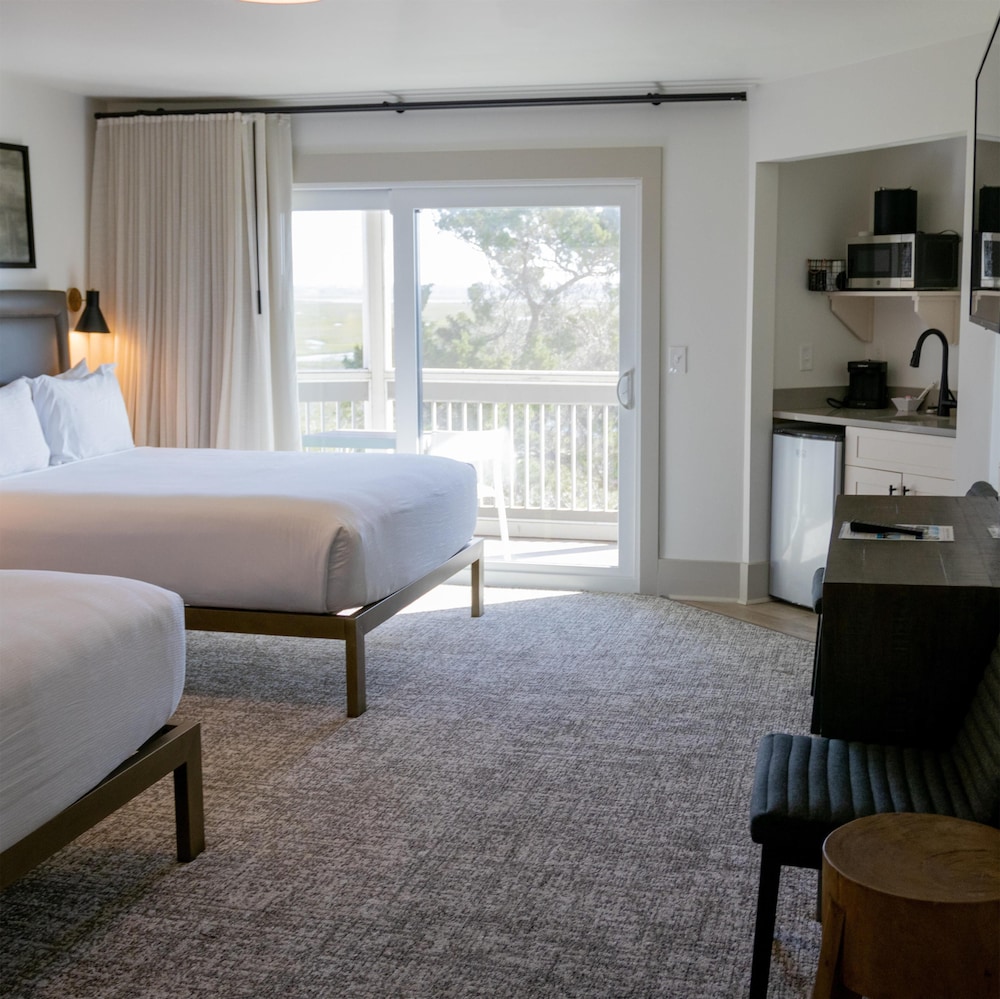Room, 2 Queen Beds, Balcony - Photo 7