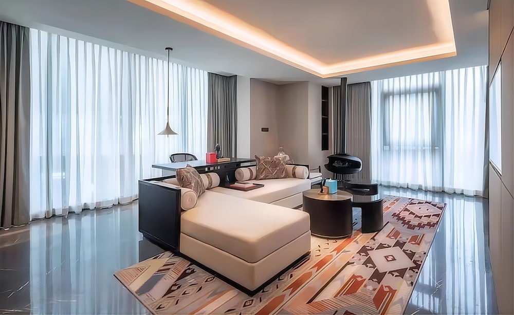 1 Bedroom Suite - Photo 2