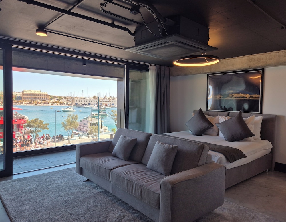 Studio Suite, Sea View