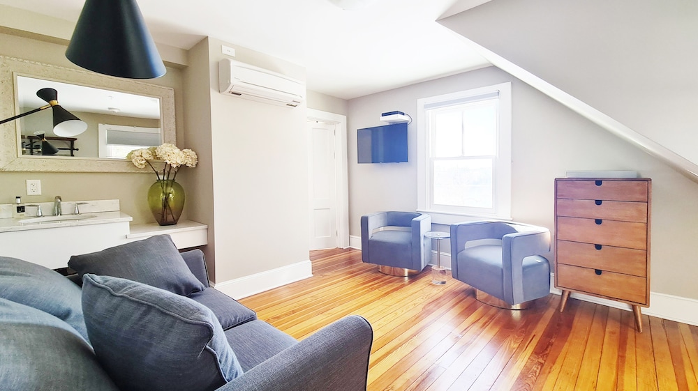 Junior Suite, 1 King Bed with Sofa bed, Lake View