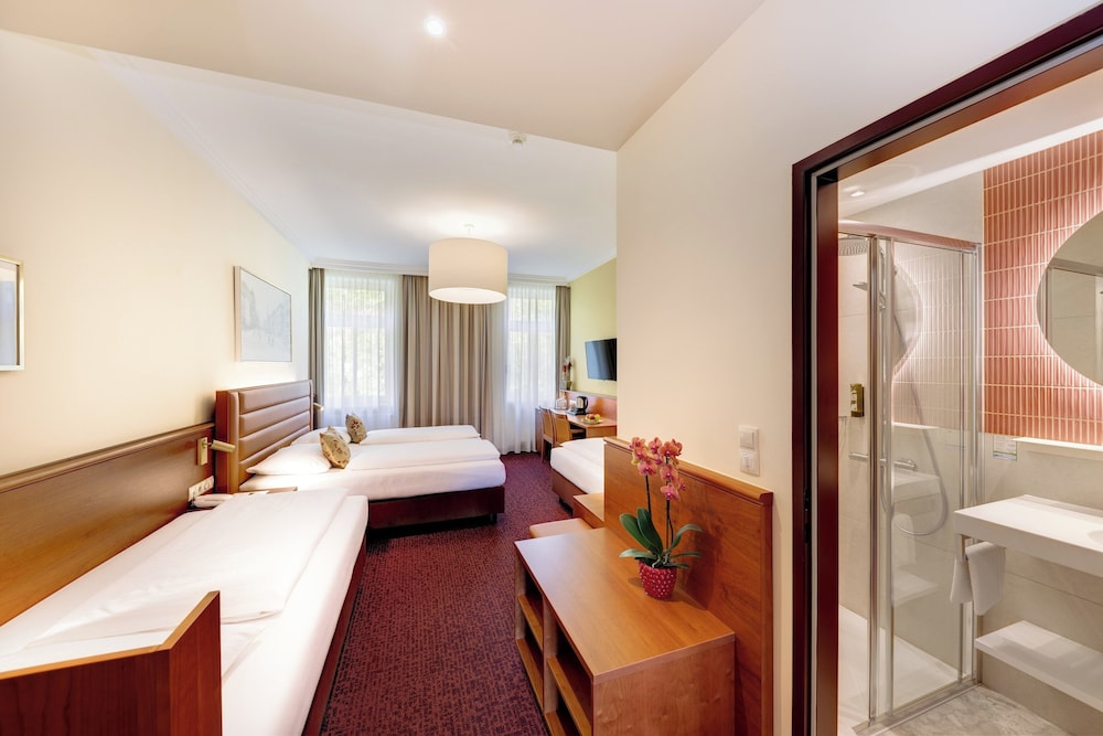 Standard Quadruple Room, City View