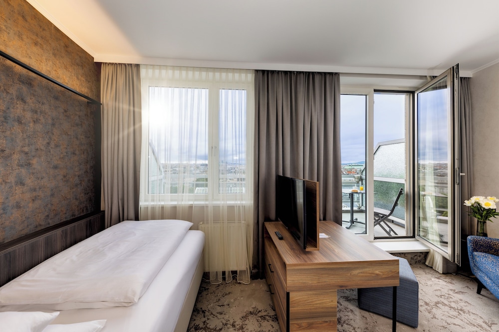 Panoramic Single Room, Patio, City View photo 1