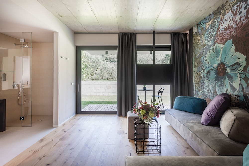 Suite - Photo 3