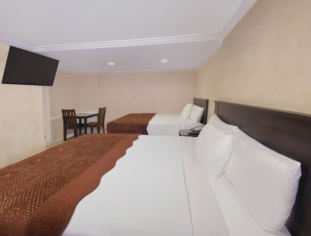 Deluxe Room, Two Queen beds, Non Smoking, Jetted Bathtub