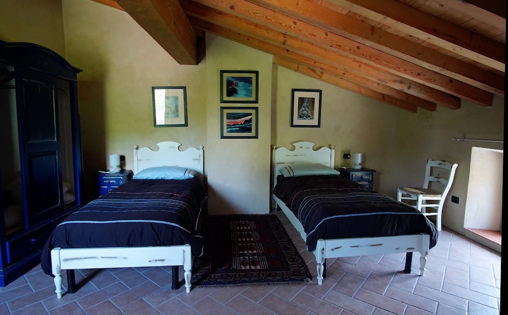 Twin Room, 2 Twin Beds, Shared Bathroom (Papavero) photo 1