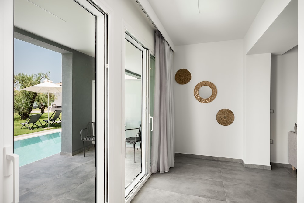 Superior Double Room, Pool Access (with Sharing Pool) photo 3
