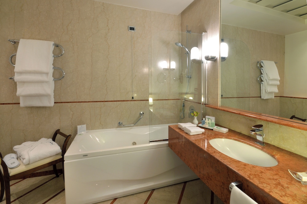 Superior Room King or Twin - Photo 6