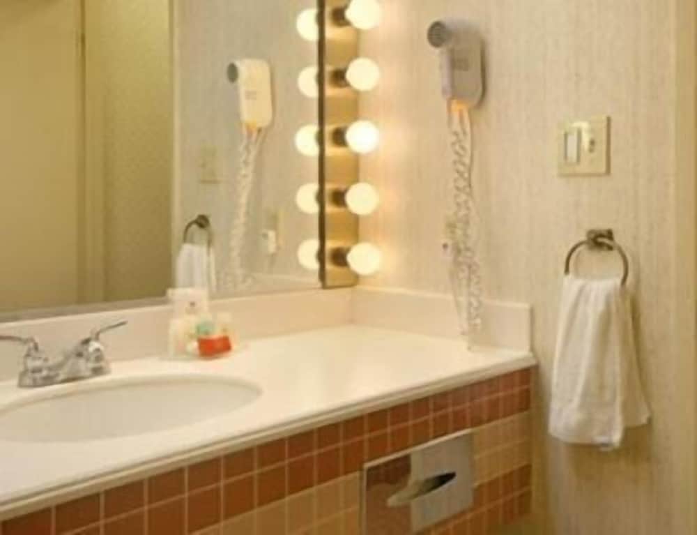 Standard Room, 2 Double Beds, Accessible, Smoking photo 3